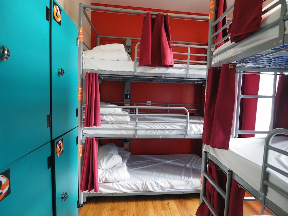 Кровать в общем номере с 6 комнатами St. Christopher's Inn Edinburgh - Hostel