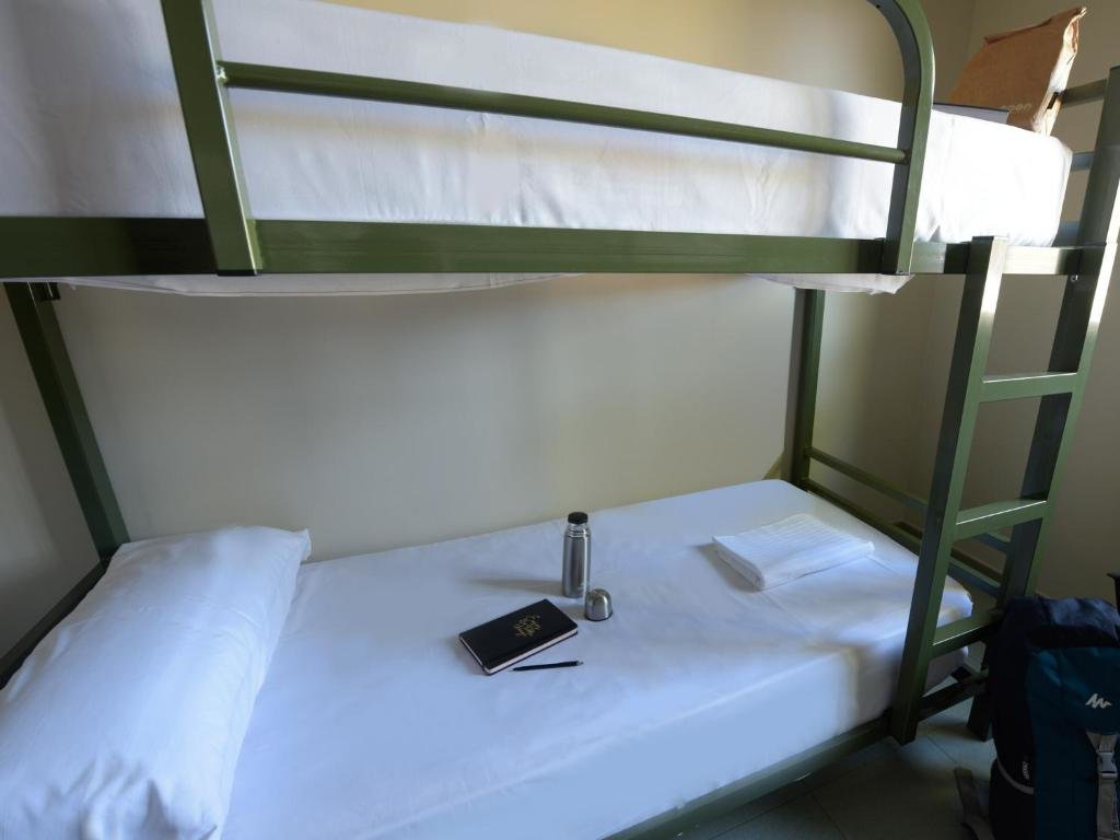Кровать в общем номере Albergue Monte Do Gozo
