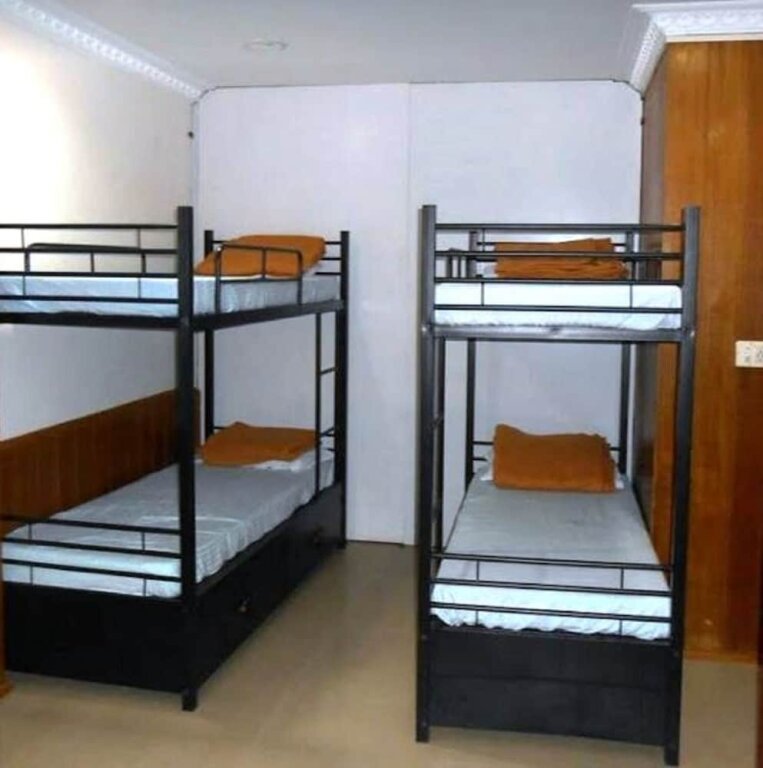 Кровать в общем номере Hotel RJ Inn