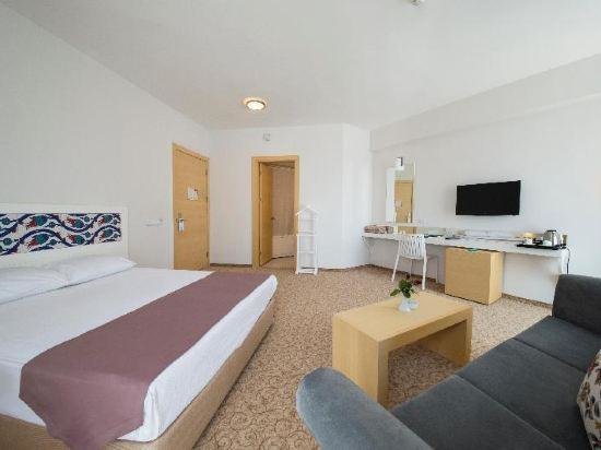 Superior Double room with balcony and with pool view Larina Ninova Thermal SPA & Hotel