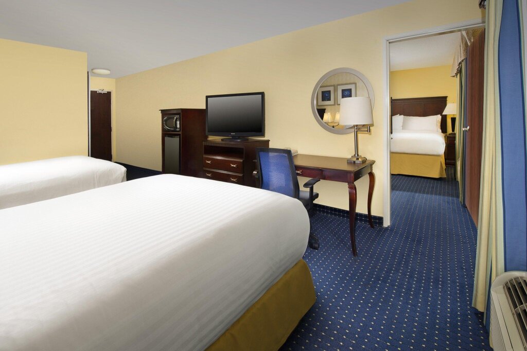 Двухместный люкс c 1 комнатой Holiday Inn Express & Suites San Antonio West Sea World Area, an IHG Hotel