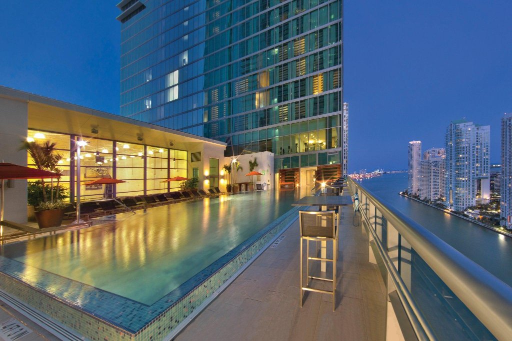 Кровать в общем номере с видом на город JW Marriott Marquis Miami