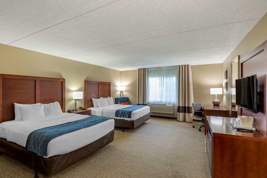Четырёхместный номер Standard Comfort Inn & Suites Jackson - West Bend