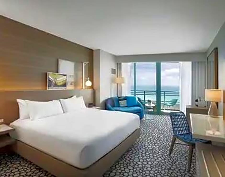 Номер с балконом и oceanfront The Diplomat Beach Resort Hollywood, Curio Collection by Hilton