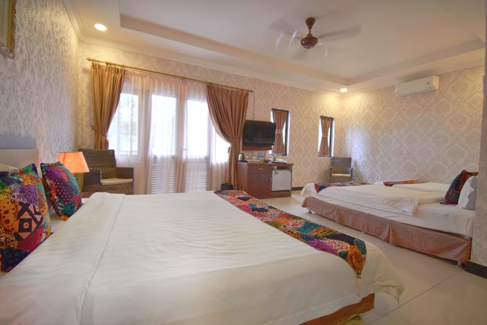 Четырёхместный семейный номер Standard c 1 комнатой с балконом и с частичным видом на море Bintan SpaVilla Beach Resort