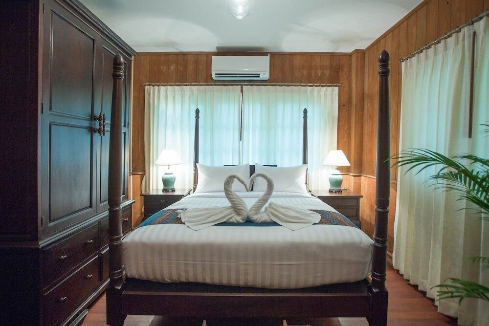 Вилла с 3 комнатами Baan Khun Nang Colonial Residence