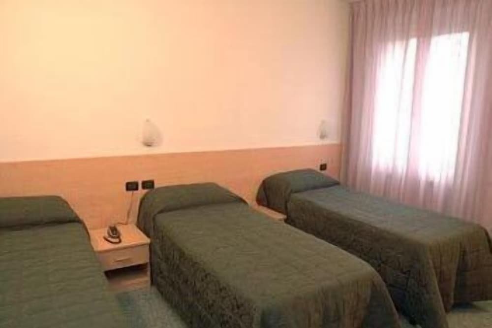 Standard Triple room Hotel Toscana