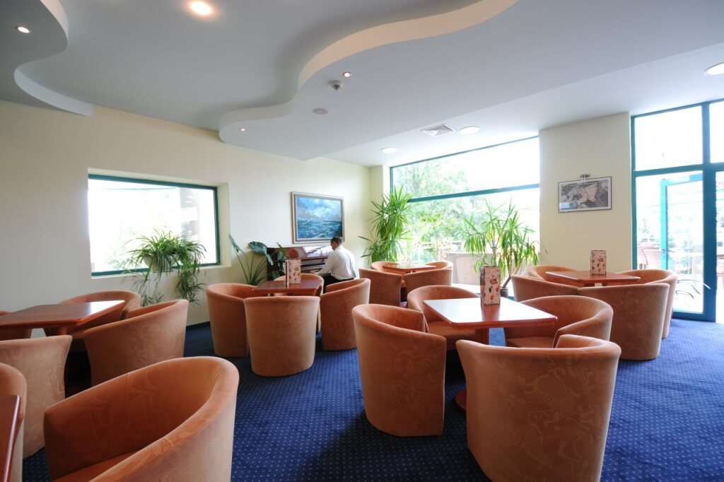 Grand beach hotel 4. Marina Grand Beach 5 Болгария. Отель Grand Marina Hotel 4*. Гранд Бич отель внутри. Grand Beach Hotel Ялта.