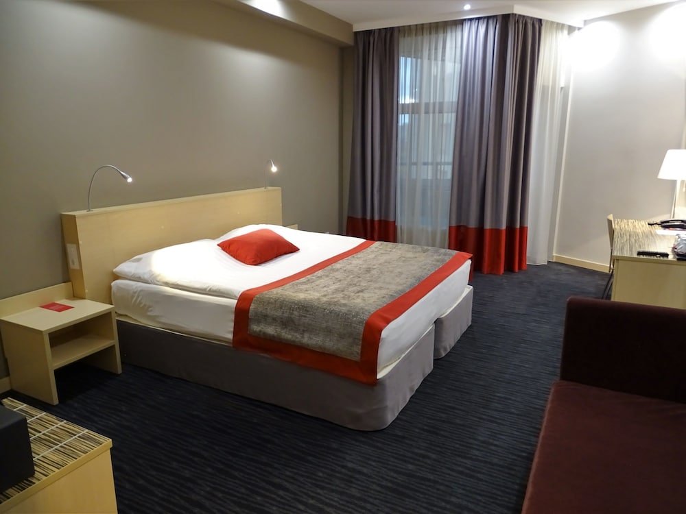 Двухместный номер Standard Ramada Hotel & Suites