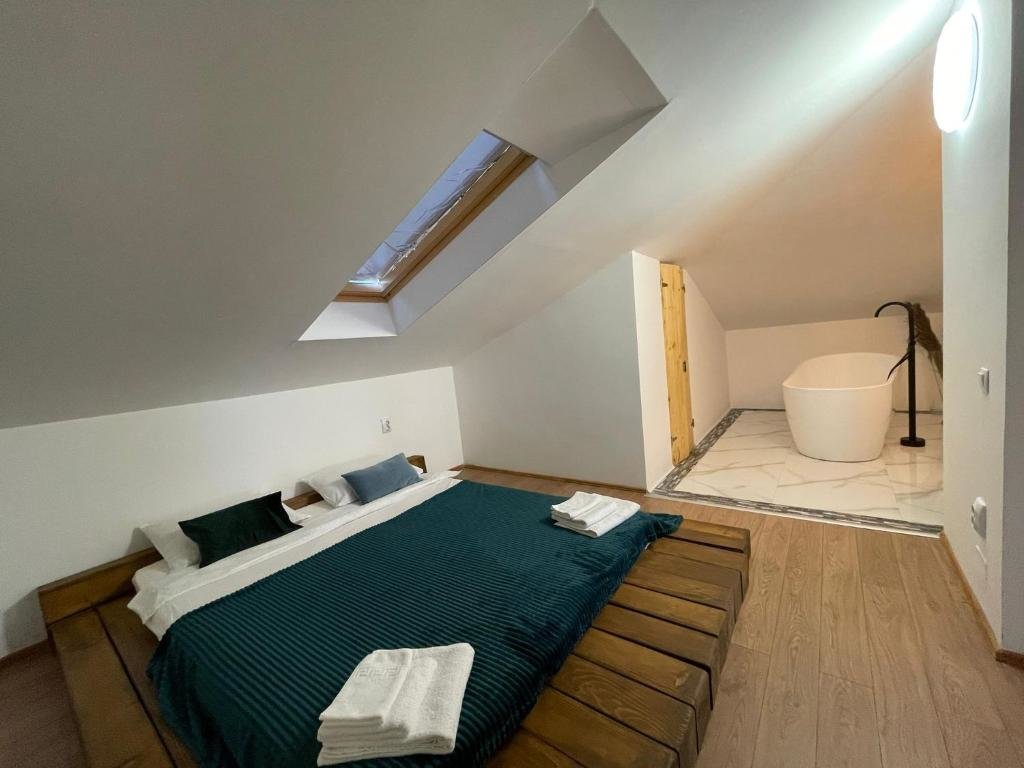 Apartment YamaLuxe Apartments - Luxurious attic with bathtub in the bedroom