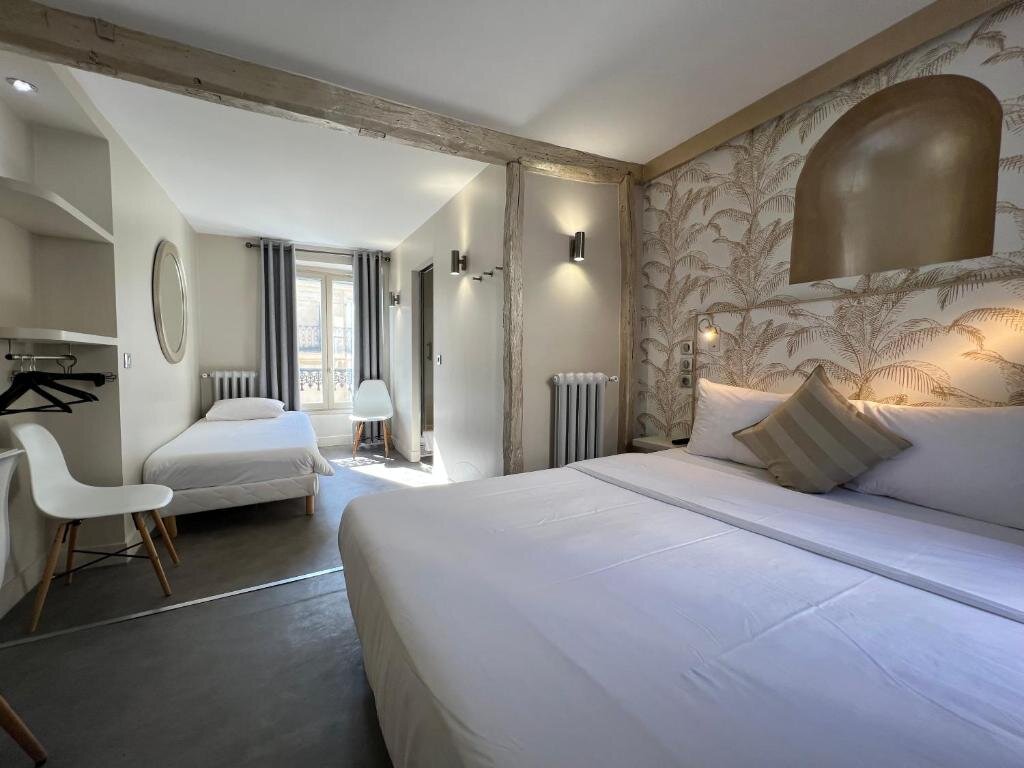 Трёхместный номер Comfort Hotel Nation Montmartre