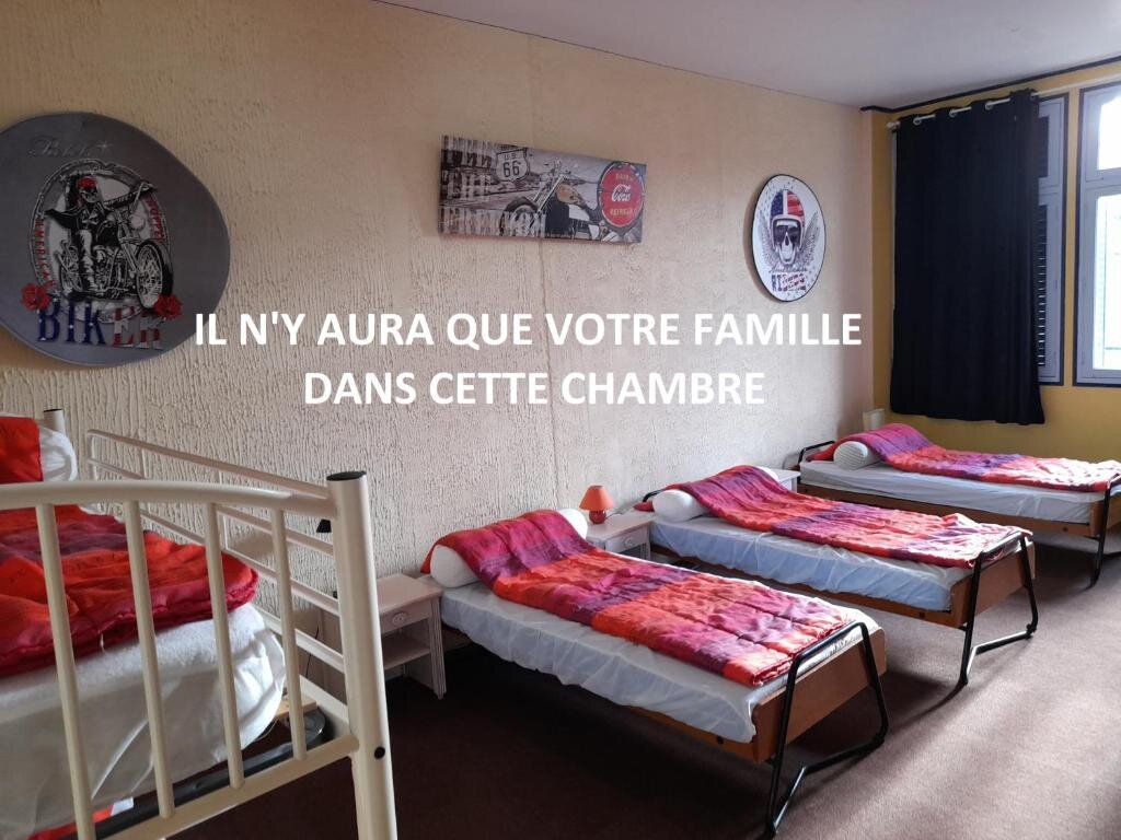 Кровать в общем номере leclosdipontine dortoir des demoiselles