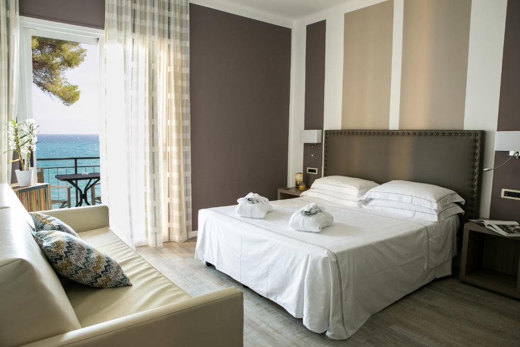 Standard Quadruple room with sea view Hotel Arc En Ciel