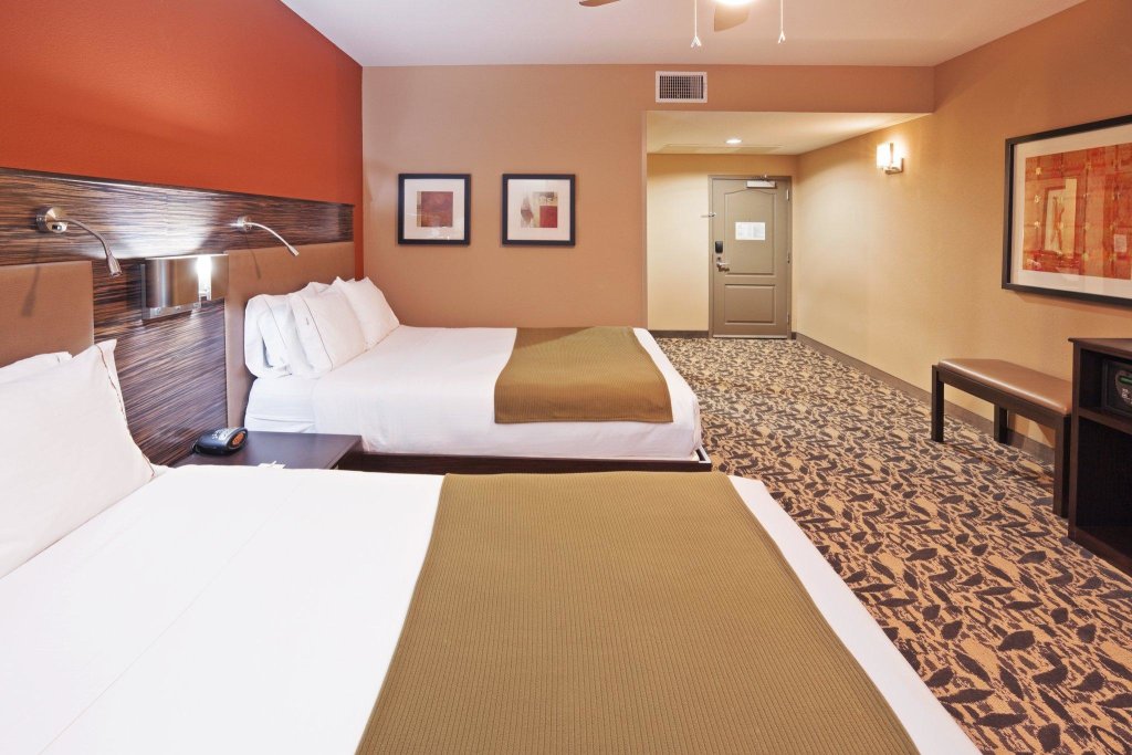 Quadruple suite Holiday Inn Express & Suites North Dallas at Preston, an IHG Hotel