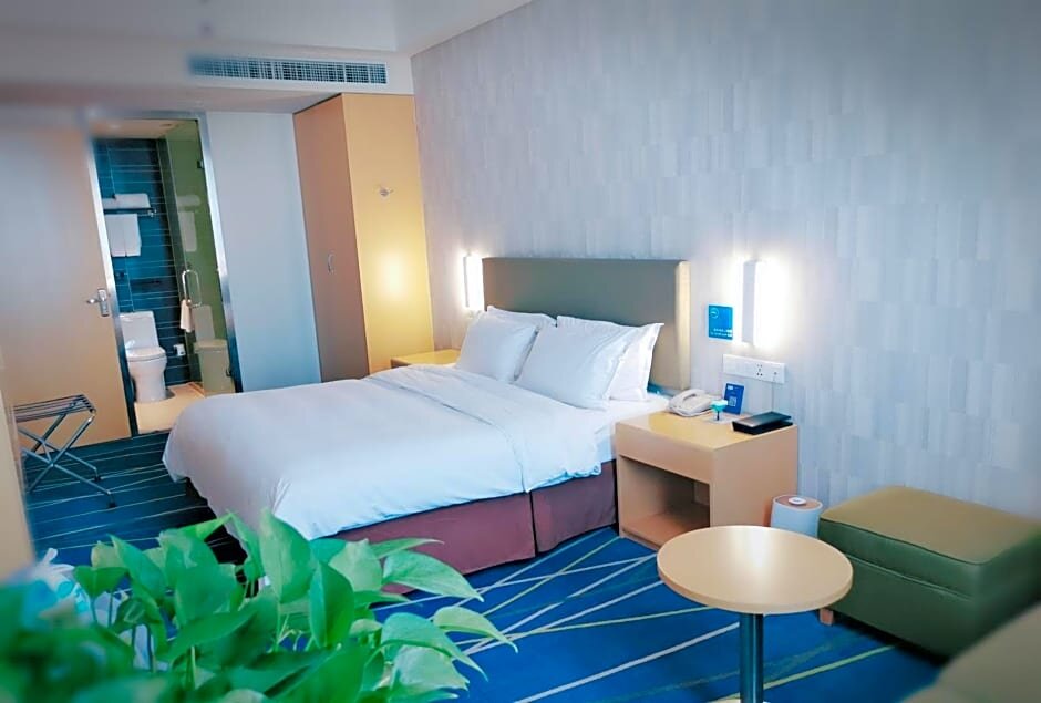 Двухместный люкс c 1 комнатой Holiday Inn Express Zhengzhou Airport, an IHG Hotel