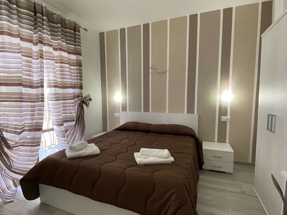 Comfort Quadruple room IN CENTRO ROOMS Vicino Cefalù SELF-CHEK-IN