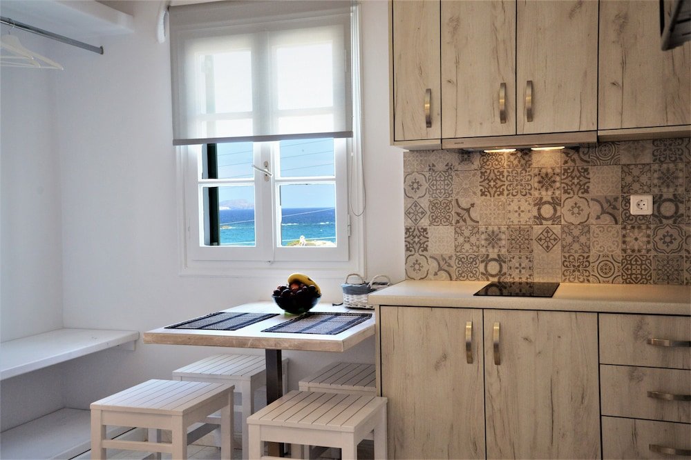 Семейные апартаменты с 2 комнатами с балконом и с частичным видом на море Dioni Lux inn 2