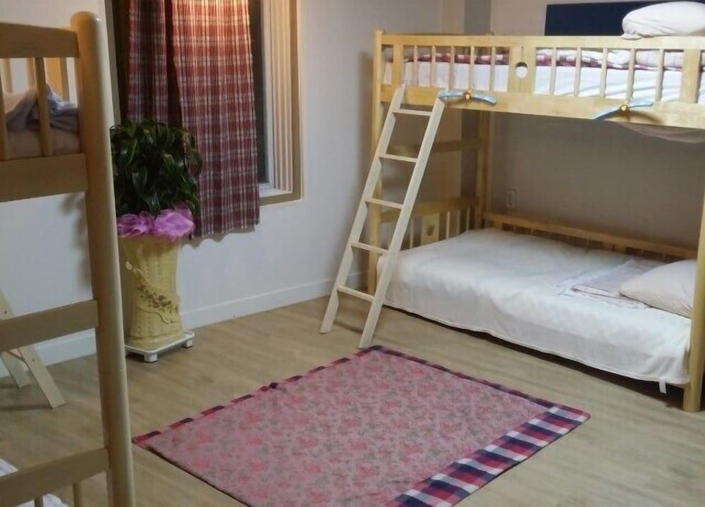 Кровать в общем номере (мужской номер) Pohang Youngildae Guesthouse