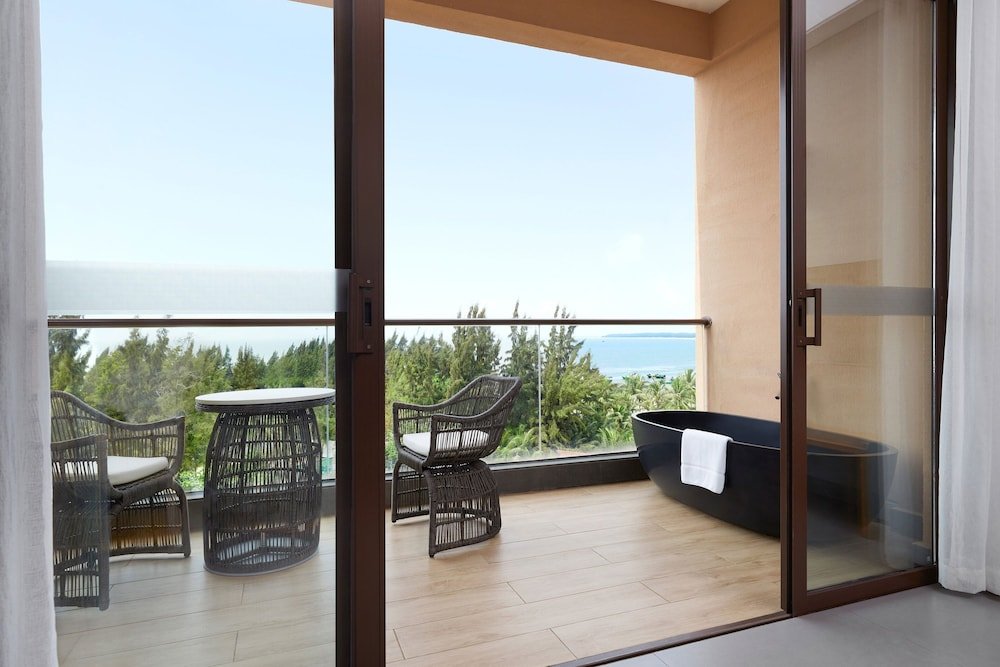 Standard Doppel Zimmer mit Balkon und mit eingeschränktem Meerblick Sheraton Maoming Romantic Beach Resort