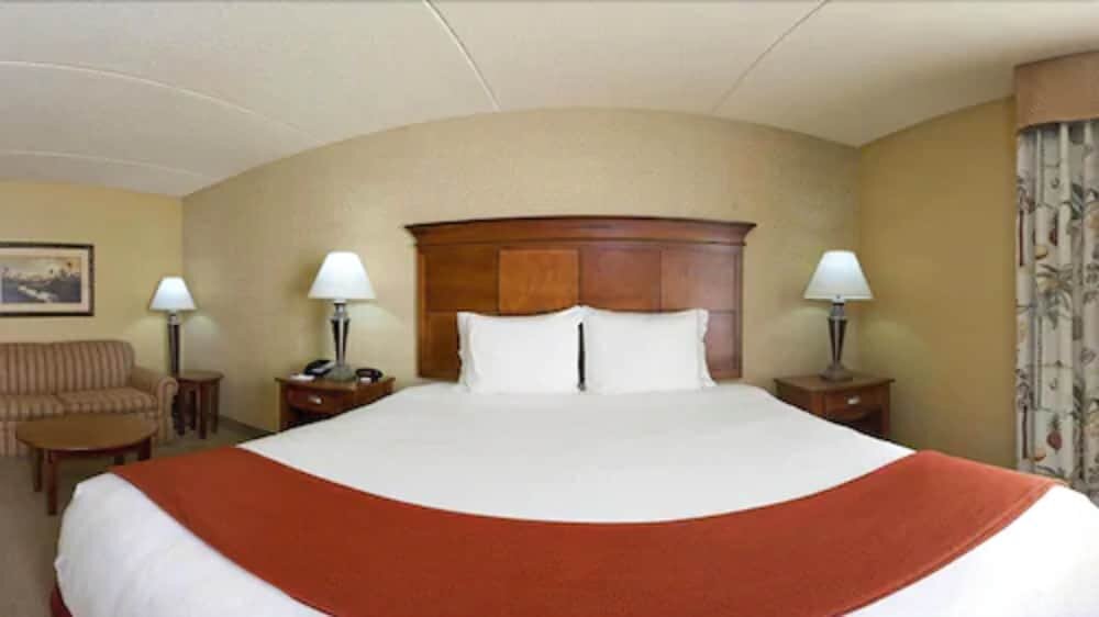 Номер Standard Holiday Inn Express & Suites Bloomington, an IHG Hotel