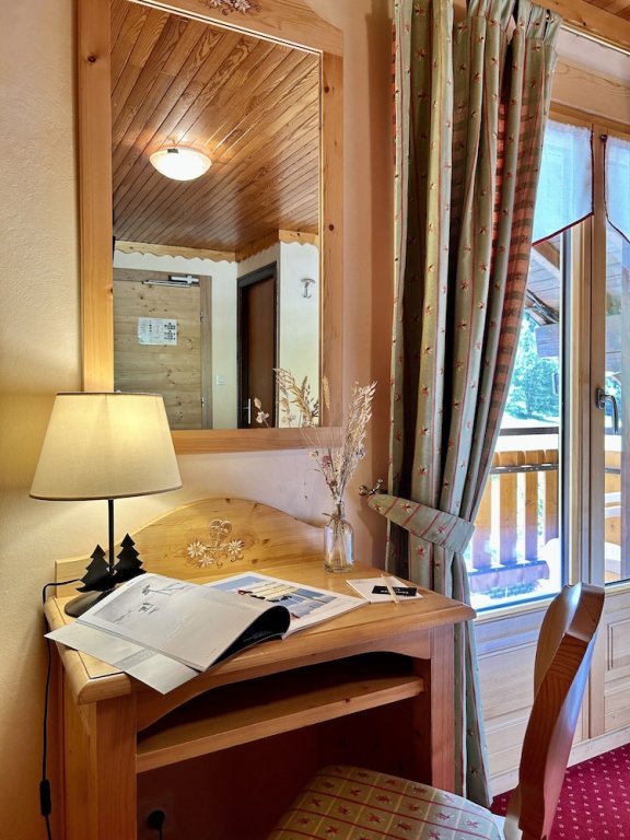 Четырёхместный номер Comfort с балконом Hameau des Prodains - Hôtel