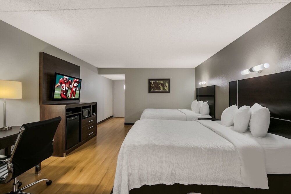 Четырёхместный номер Premium Red Roof Inn PLUS+ & Suites Knoxville West - Cedar Bluff