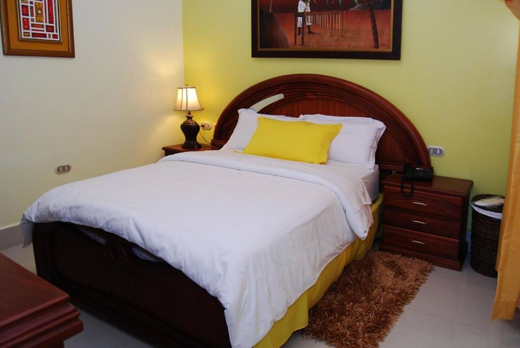 Кровать в общем номере Hotel Perla Verde