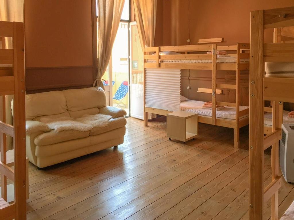 Кровать в общем номере Ambiente Hostel