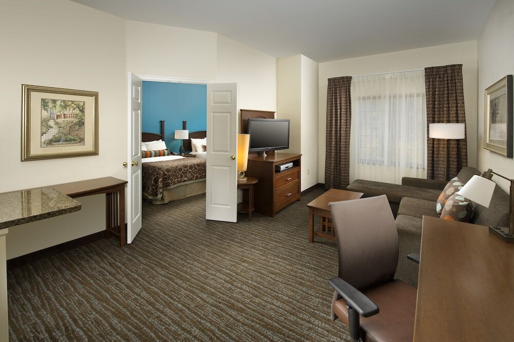 Suite 1 dormitorio Staybridge Suites Baltimore BWI Airport, an IHG Hotel