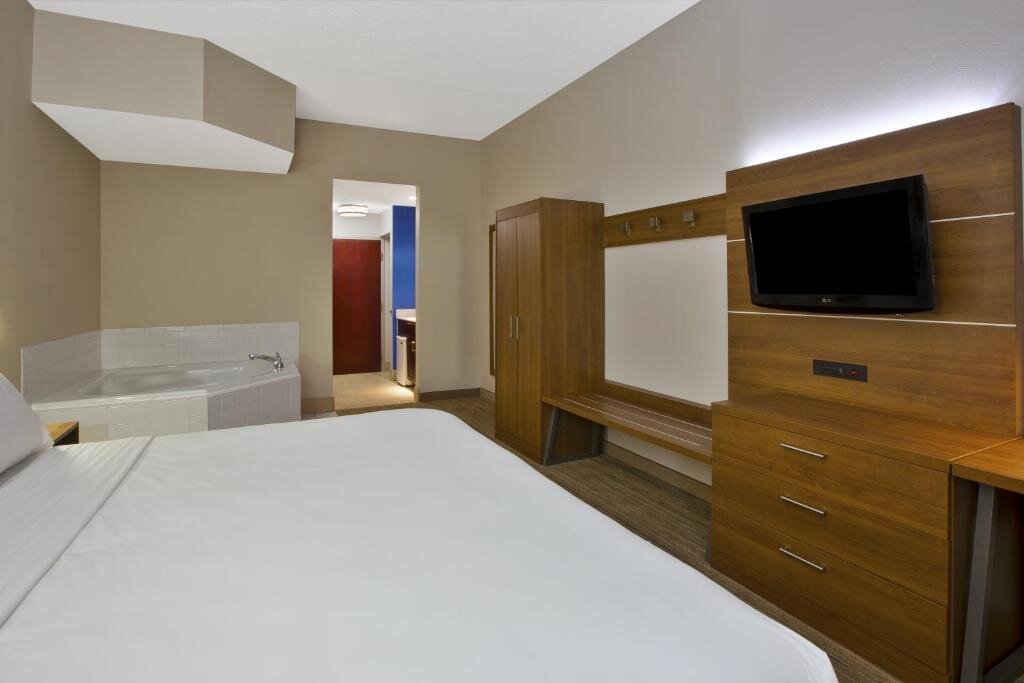Suite Holiday Inn Express & Suites Milford, an IHG Hotel