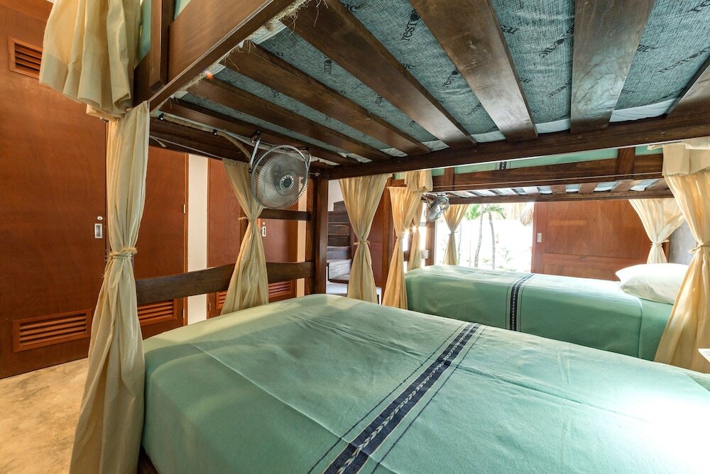 Кровать в общем номере Mimosa Tulum