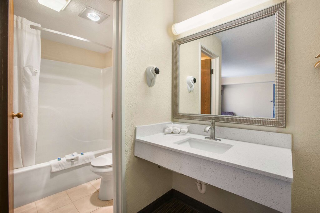 Четырёхместный номер Standard Rodeway Inn & Suites Mackinaw City - Bridgeview