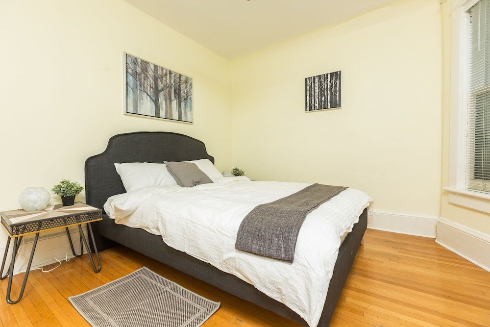 2 Bedrooms Apartment with balcony Applewood Suites - 2 BDRM Annex Loft