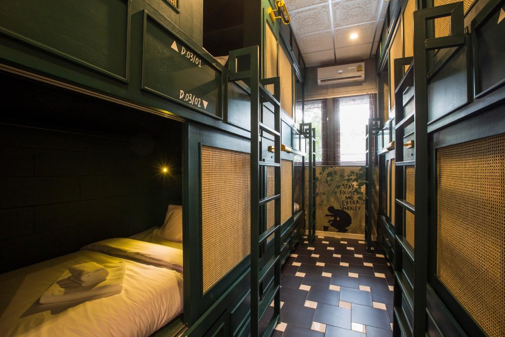 Кровать в общем номере Azure Hostel Bangkok