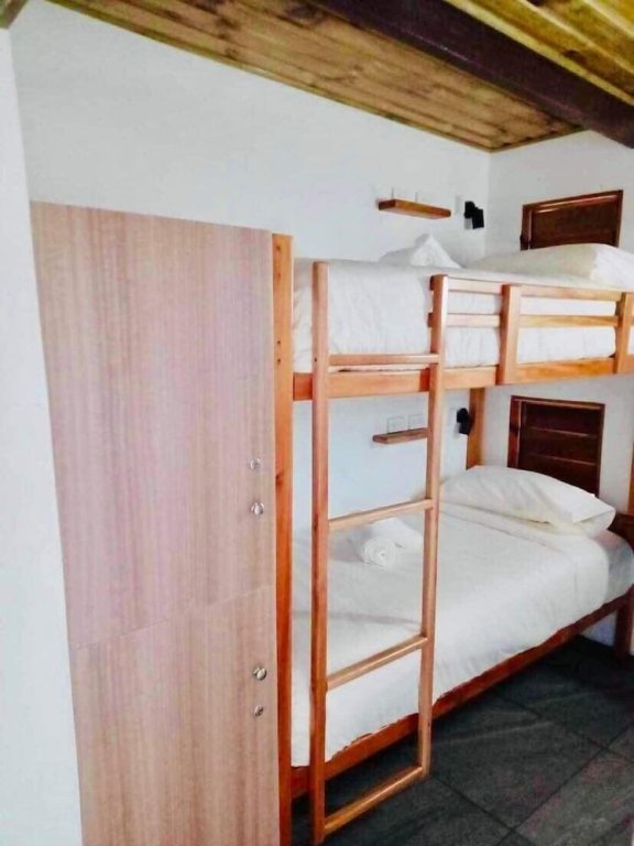 Кровать в общем номере Club Fiji Resort