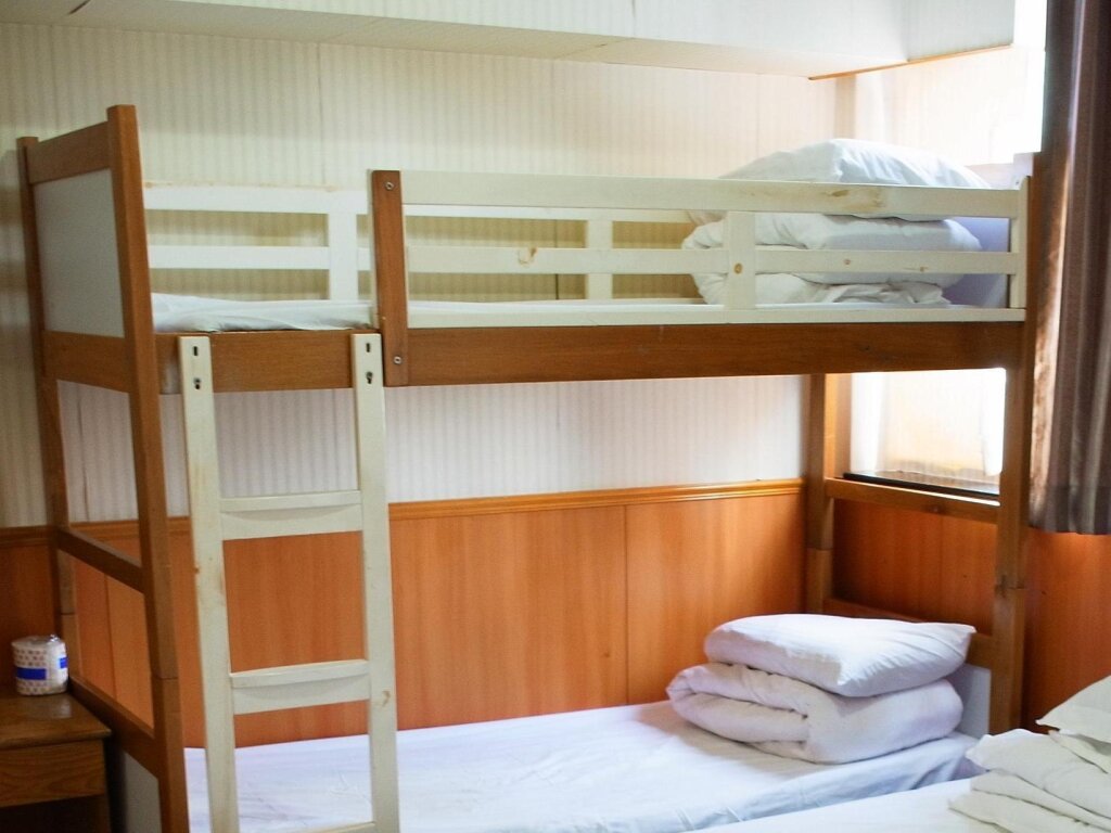 Кровать в общем номере (мужской номер) Golden Island Hotel