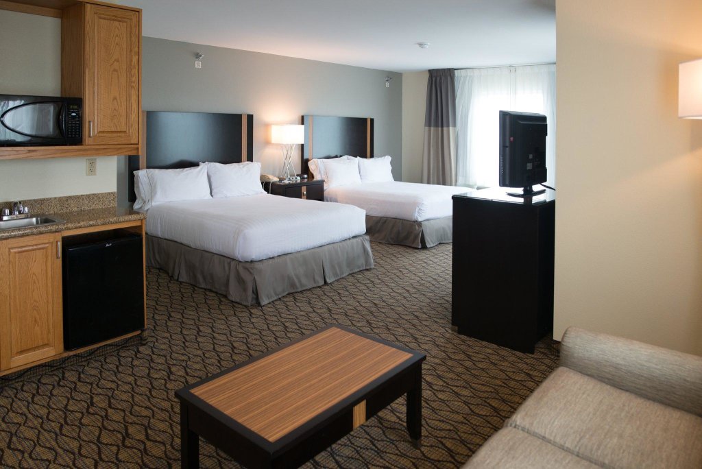 Четырёхместный люкс Executive Holiday Inn Express Hotel & Suites Chanhassen, an IHG Hotel