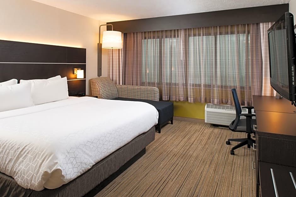 Standard room Holiday Inn Express Cincinnati West, an IHG Hotel