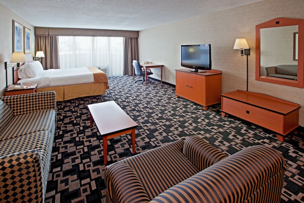 Suite 1 dormitorio Holiday Inn Express Hotel & Suites Greenwood, an IHG Hotel