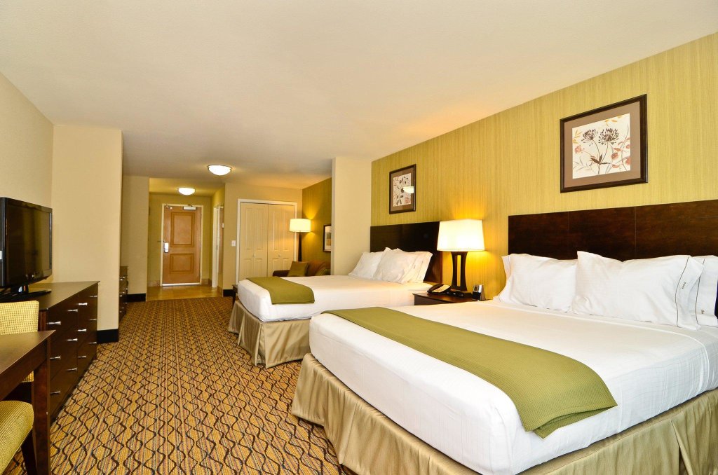 Четырёхместный номер Standard Holiday Inn Express & Suites - Williston, an IHG Hotel
