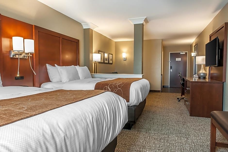 Standard Double room Comfort Suites Rensselaer near Fair Oaks