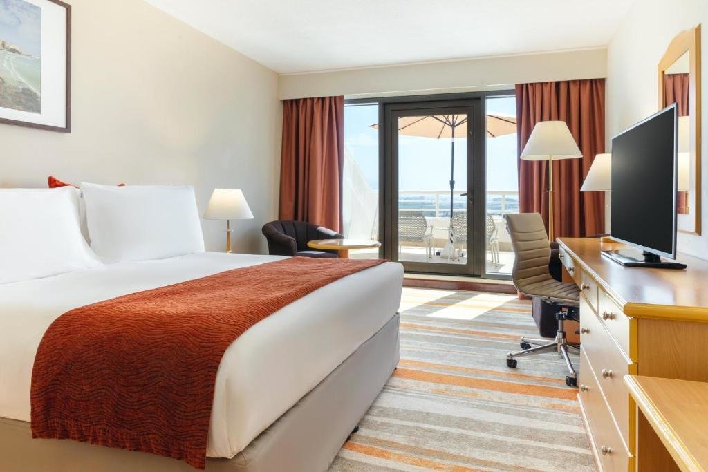 Double room with balcony and with sea view Crowne Plaza Muscat, an IHG Hotel