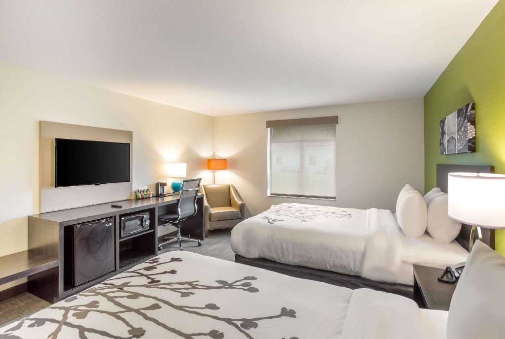 Standard Quadruple room MainStay Suites Logan Ohio-Hocking Hills