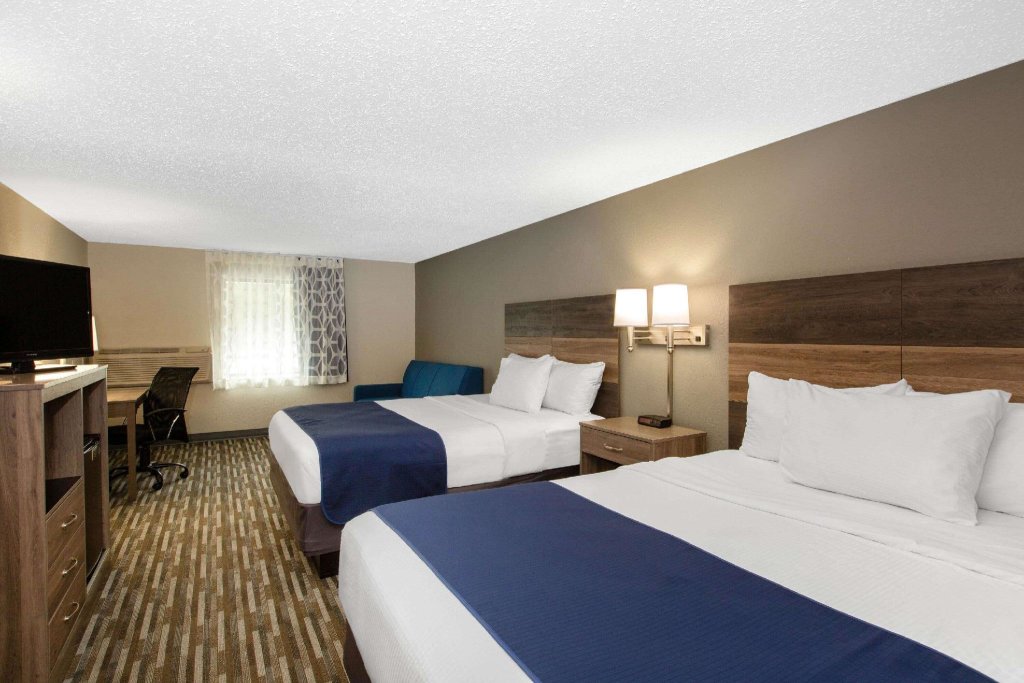 Четырёхместный номер Standard Days Inn & Suites by Wyndham Wisconsin Dells