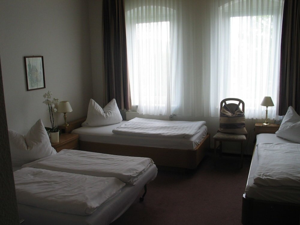 Четырёхместный номер Standard c 1 комнатой Adler Hotel Dresden