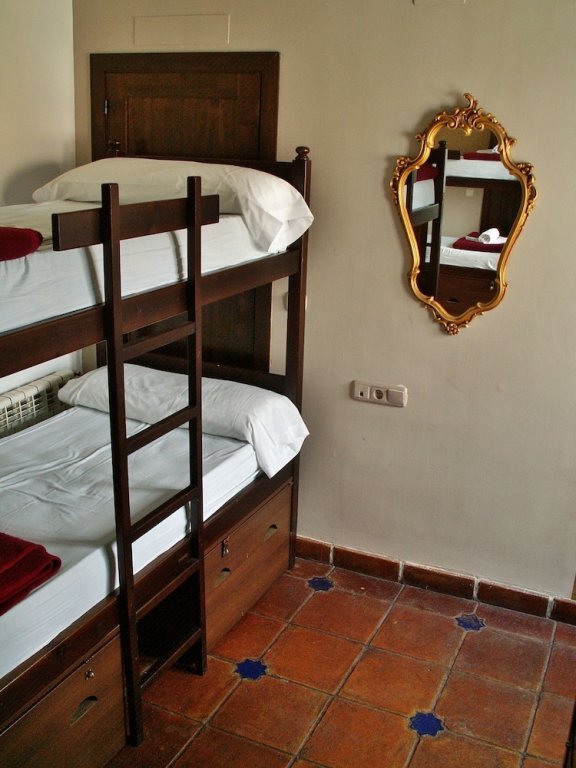 Кровать в общем номере (женский номер) с балконом Oasis Backpackers' Hostel Granada