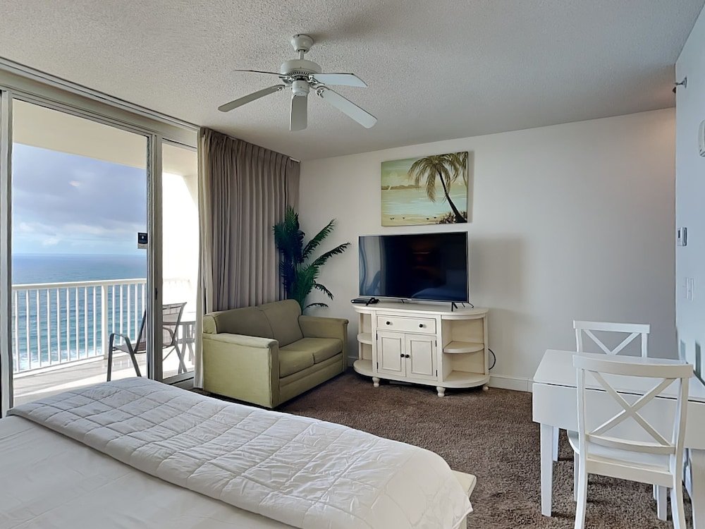 Двухместная студия с балконом и с видом на океан Majestic Beach Resort by Southern Vacation Rentals II