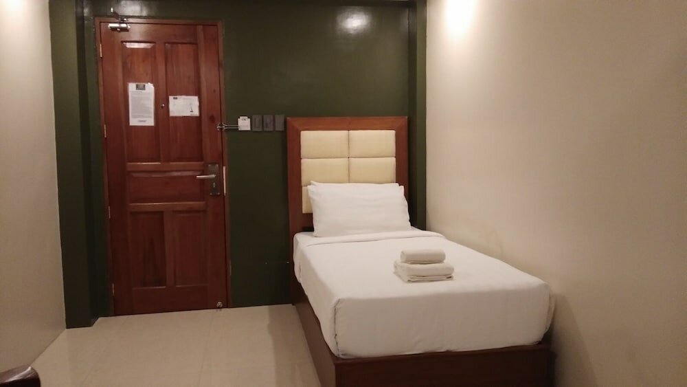 Comfort room HOTEL HERENCIA 625 formerly Abaca Suites