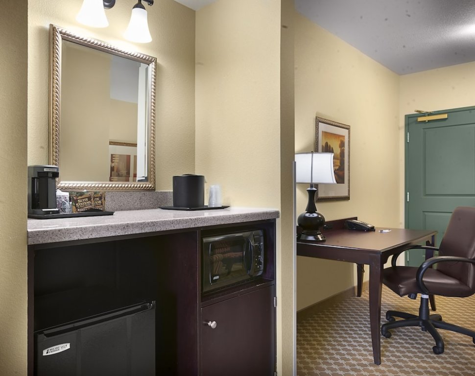 Четырёхместный номер Standard Country Inn & Suites by Radisson, Concord , NC