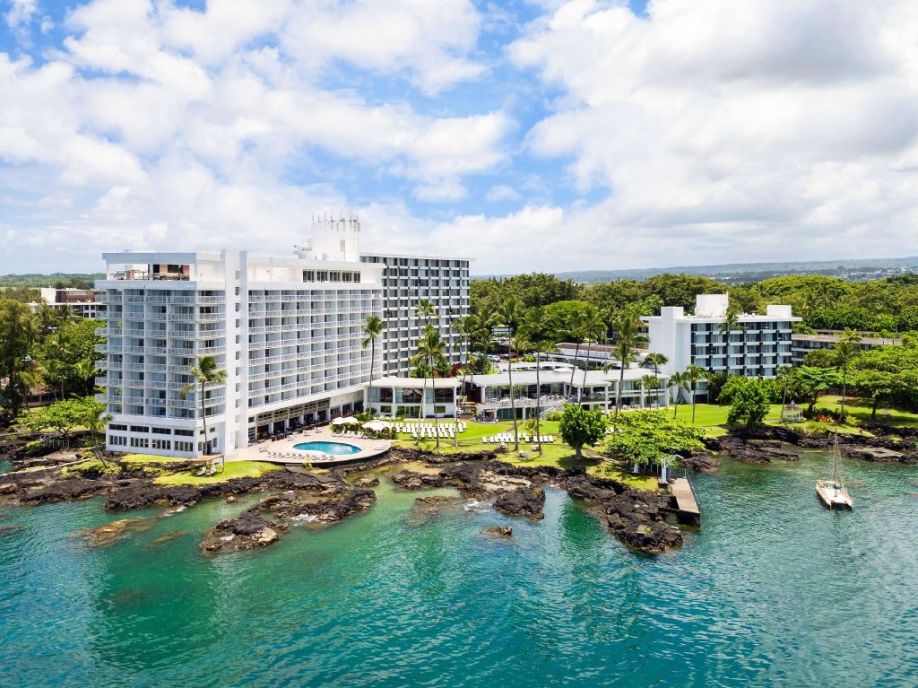 Четырёхместный номер Standard oceanfront Grand Naniloa Hotel, a Doubletree by Hilton